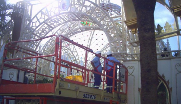 Comienzan a desmontar la Catedral efímera Traslado 2005