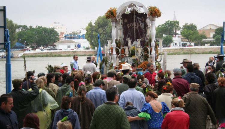 Asamblea de Hermandades de nuestra Señora del Rocío que cruzan el río Guadalquivir, a su paso por Coria del Río