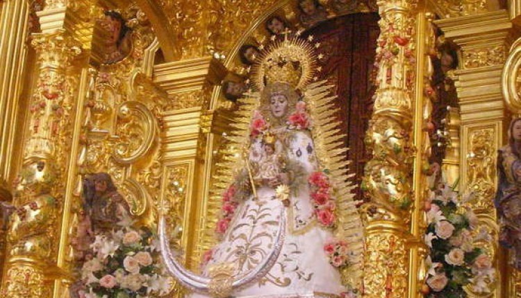 La Virgen luce nuevo atuendo