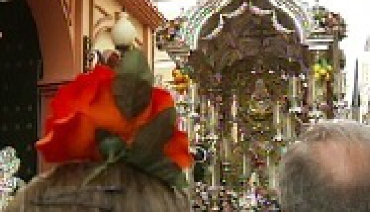 Buen tiempo y ambiente festivo en la salida de las hermandades de Sevilla