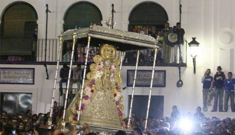 La Virgen del Rocío recorre con normalidad la aldea tras más de siete horas