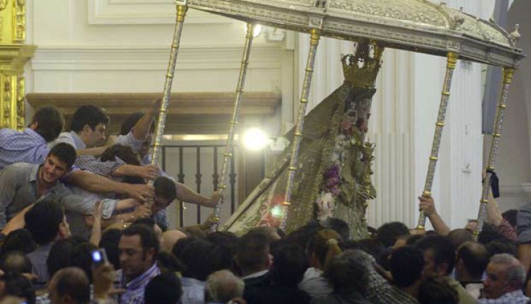 Rocío 2008 – Los almonteños saltan la reja a las 2.32