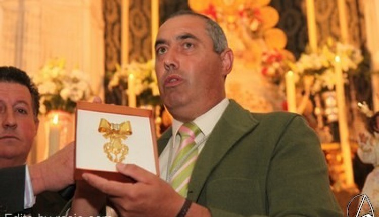 Entrega de la medalla de oro de la Hermandad del Rocio de Salteras a la Hermandad del Rocío de Olivares por su 75 aniversario fundacional
