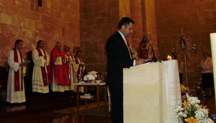Nuevo Simpecado de Castillo de Locubín