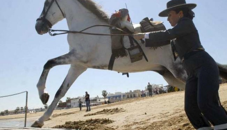 Más de 2.000 romeros cruzan el Guadalquivir en una jornada sin incidentes destacables