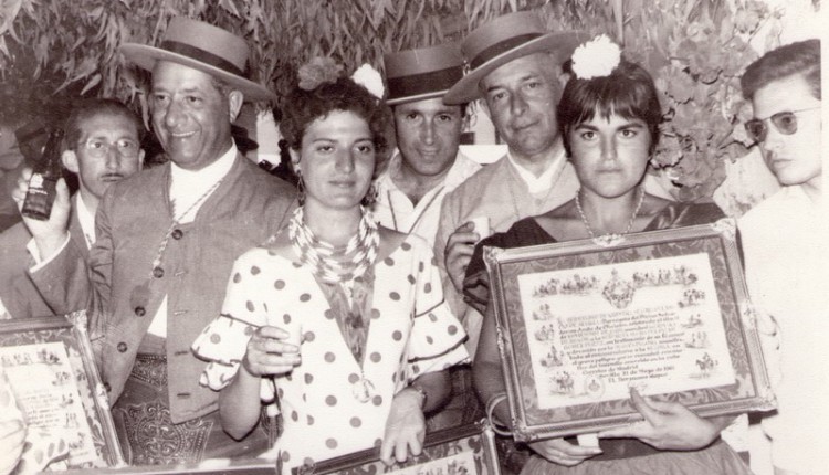 Entrega de nombramientos en la Hermandad de Sevilla El Salvador año 1961