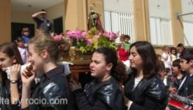 Un colegio desafía la Junta y saca una procesión infantil