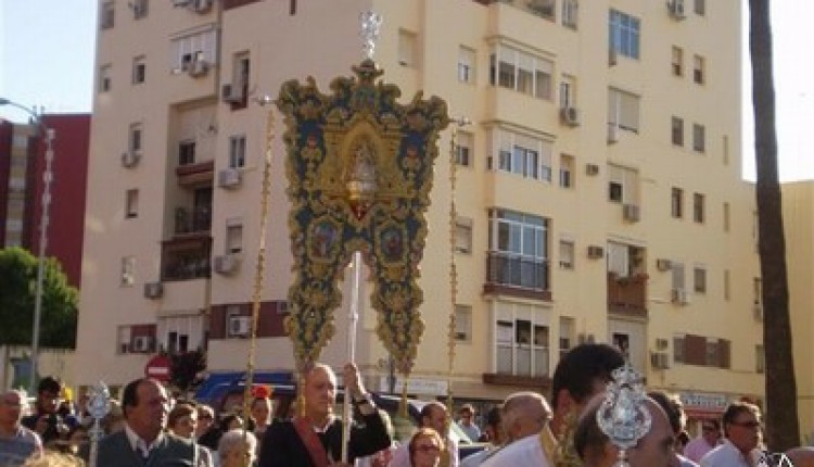 La Hermandad del Rocío de Montequinto inició ayer lunes su camino hacia la Ermita de la Blanca Paloma.