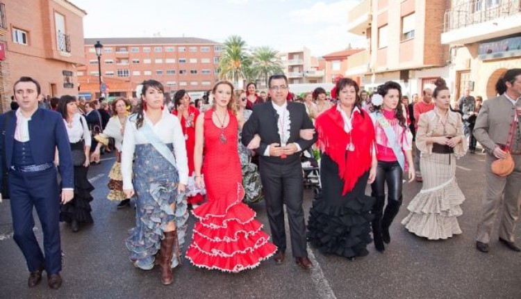 La Misa Rociera y las actuaciones de los grupos rocieros han centrado las actividades principales de una jornada donde la música y el baile han sido los grandes protagonistas