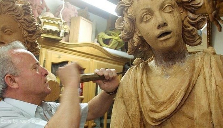 El escultor e imaginero Manuel Carmona Martínez, escultor del retablo del santuario del Rocío, sufre un accidente en su mano