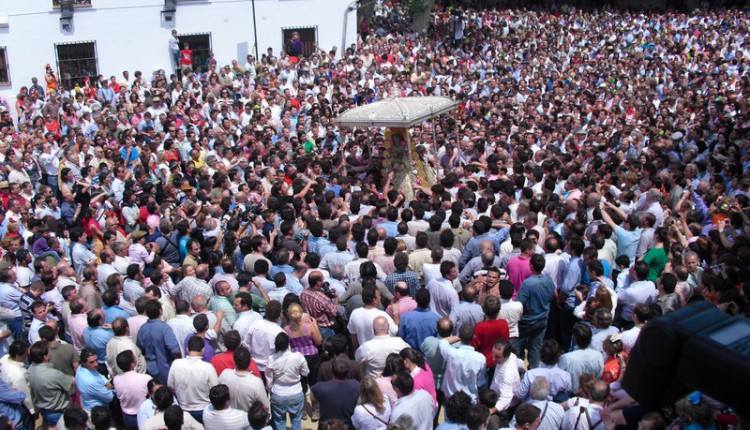 Nadie toque a la Virgen nadie se atreva …