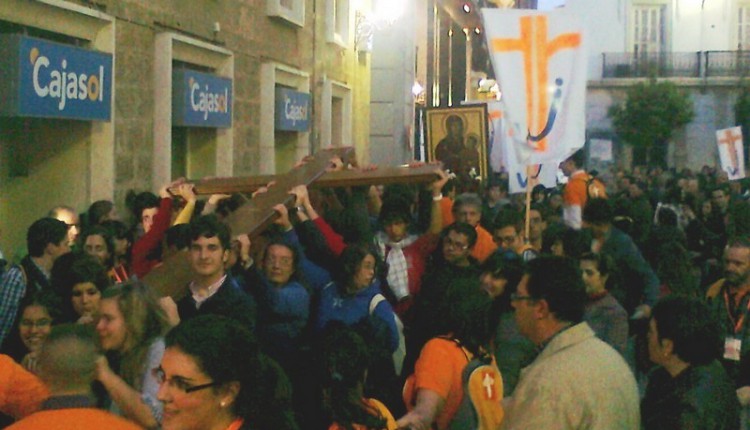 La Cruz del Papa y el icono de la Virgen de la JMJ, llegan al Santuario del Rocío