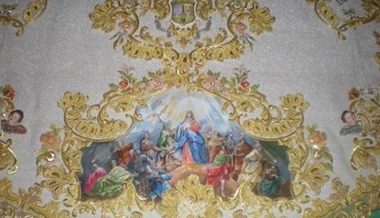 Bendición de un nuevo traje para la Virgen del Rocío.