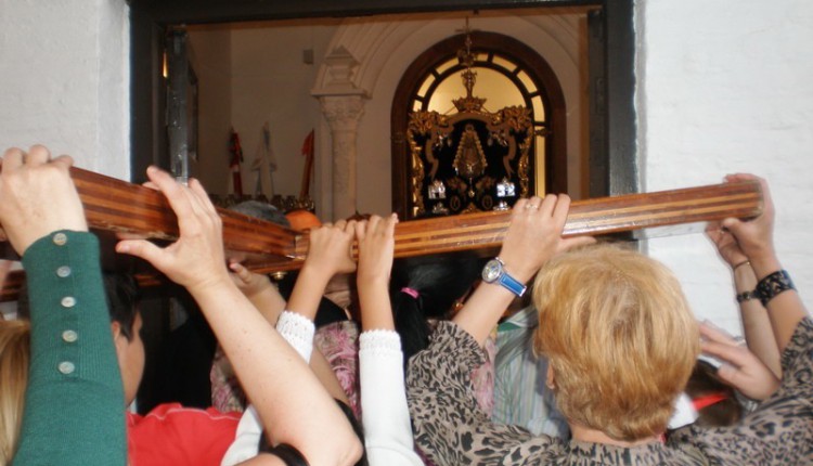 LA CRUZ PEREGRINA DEL PAPA VISITA EL SIN-PECADO DE LA HERMANDAD DE SANTA FE