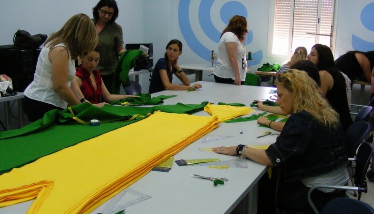 Gines: el alumnado del curso de Técnico Auxiliar de Diseño de Moda realiza adornos para el día de la Salida de las Carretas