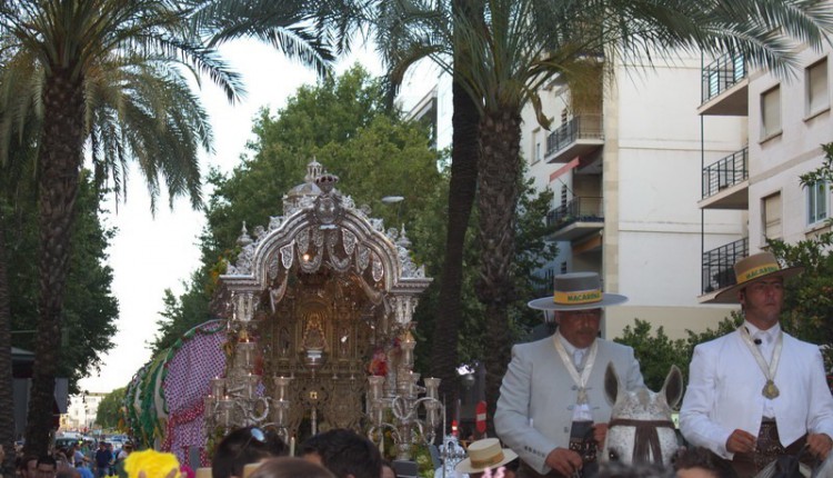 Entrada de las Hermandades Ntra. Sra. del Rocío de Mararena, Sevilla-El Salvador y Triana