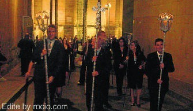 La Hermandad de Almería ha celebrado su XXV Aniversario Fundacional con la salida de la imagen de Ntra. Sra. por las calles de la ciudad