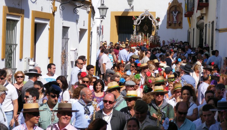 El martes 22, Salida de las Carretas de Gines hacia El Rocío, Fiesta de Interés Turístico de Andalucía