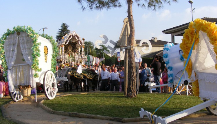 Gines se echó a la calle para recibir a las Carretas a su regreso del Rocío