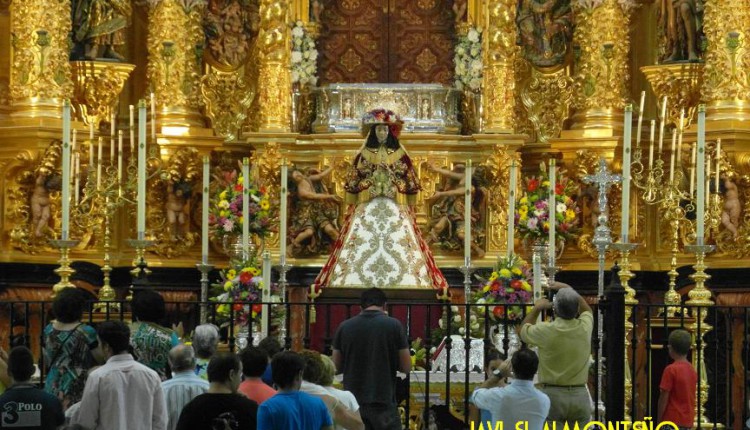 LA VIRGEN DEL ROCÍO AMANECE CON SUS GALAS DE PASTORA