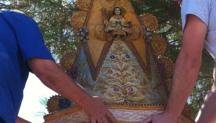 Retirada para su restauración la imagen de la Virgen del Rocío del Paseo Juan de Dios Soto de Gines