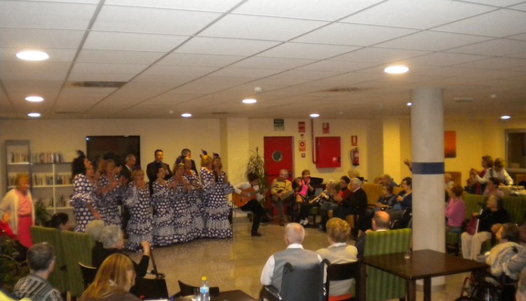 El Coro de la Hdad del Rocío de Torrejón de Ardoz actuó en la Residencia para la Tercera edad.