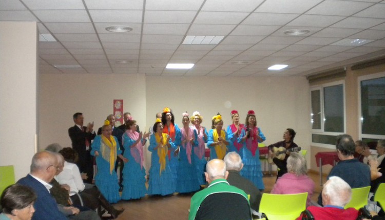 El Coro de la Hdad del Rocío de Torrejón de Ardoz actuó en otra Residencia para la Tercera edad.