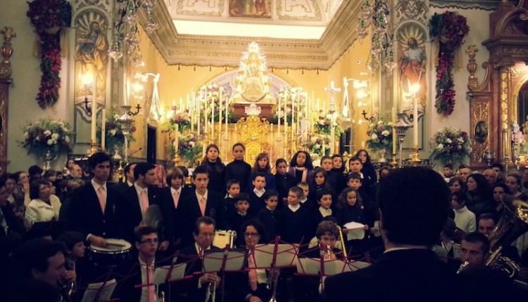 Banda Municipal de Música de Almonte ante la Virgen del Rocío