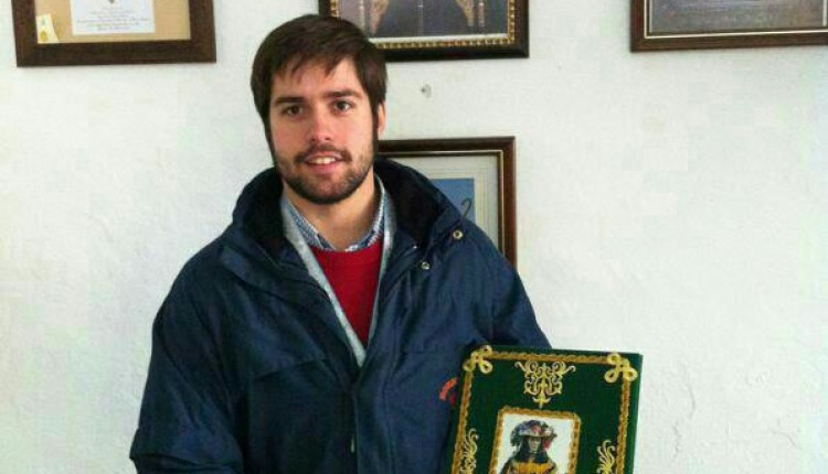 Hermandad de Osuna – Carlos Bellido García recibe las pastas para su pregón rociero