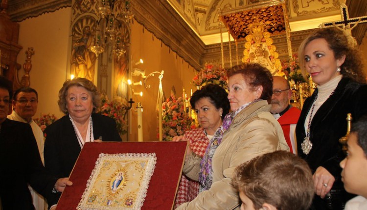 Entrega del Pañito del Traslado de la Virgen del Rocío a la Hermandad Matriz de Almonte.