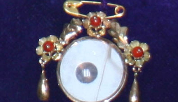 El coro de la Hermandad del Rocío de Torrejón de Ardoz dona un Relicario con una Reliquia del Papa Juan Pablo II.