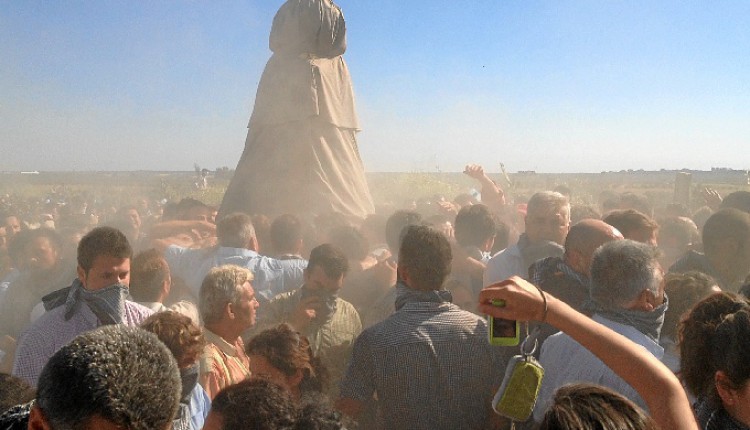 La imagen de la Virgen del Rocío ha llegado a su ermita esta noche