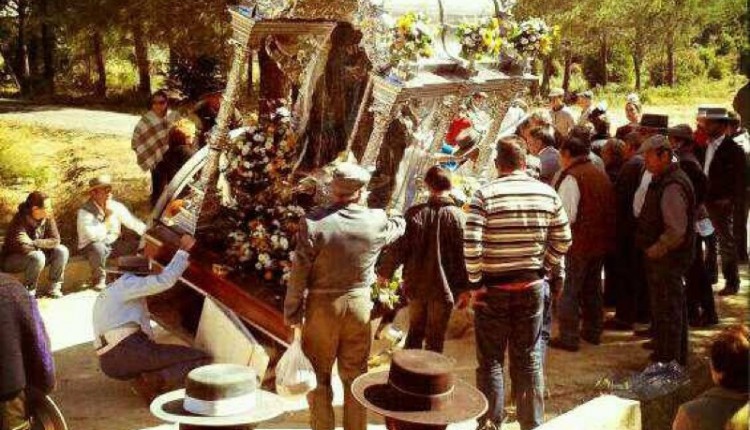 Hermandad de Villarrasa – La Hermandad, sufre durante el camino la rotura del eje de la carreta.