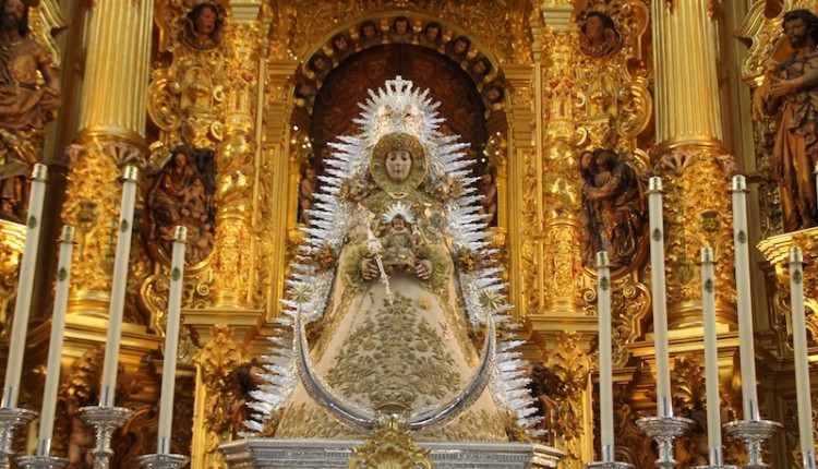 La Stma. Virgen ha amanecido entronizada sobre la peana plateada de su paso