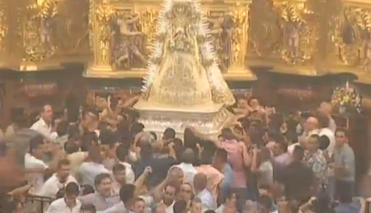 Los almonteños saltan la reja.