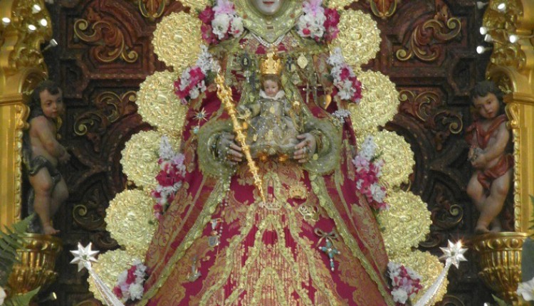 La Virgen con el traje de Navidad