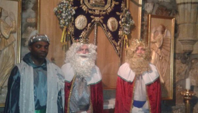 La Hermandad de Torrejón de Ardoz dona juguetes para su Parroquia.