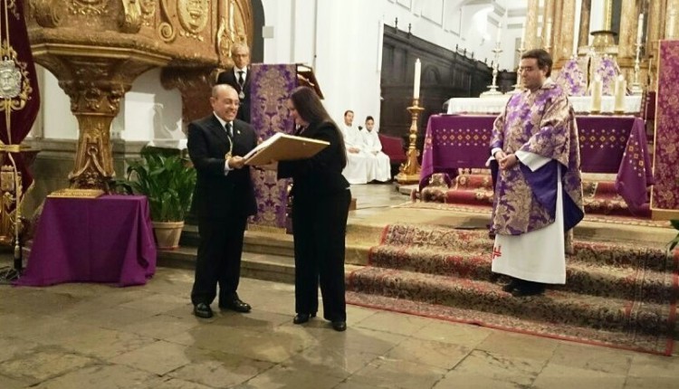 Hermandad de Santa Fe – Entrega de Medalla de oro por parte del Stmo. Cristo de la Salud