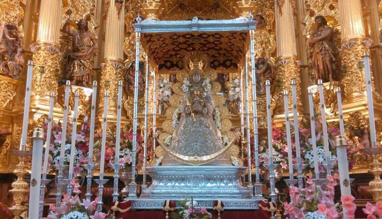 La Virgen del Rocío ya está en su paso