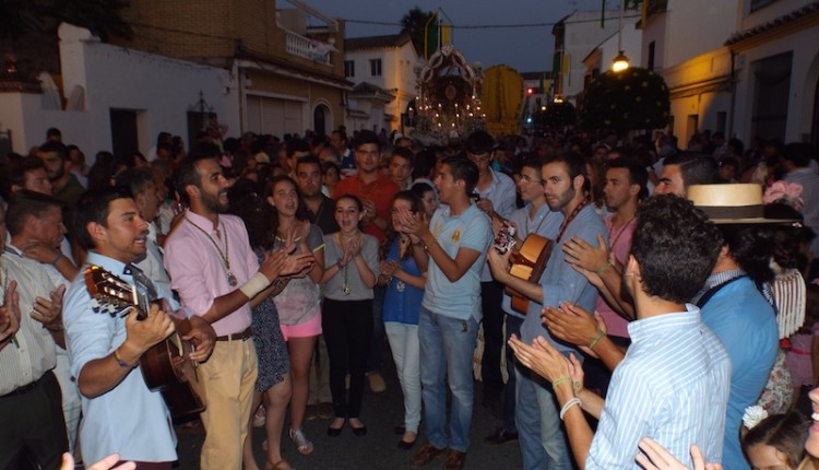 Gines se echó a calle para recibir a las Carretas a su regreso de El Rocío
