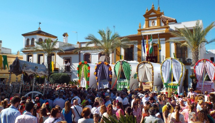 Gines se vistió de fiesta para celebrar una multitudinaria Salida de las Carretas hacia El Rocío