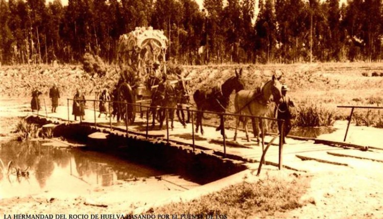 LA HERMANDAD DE HUELVA SOBRE EL PUENTE DE LOS OLIVAREJOS