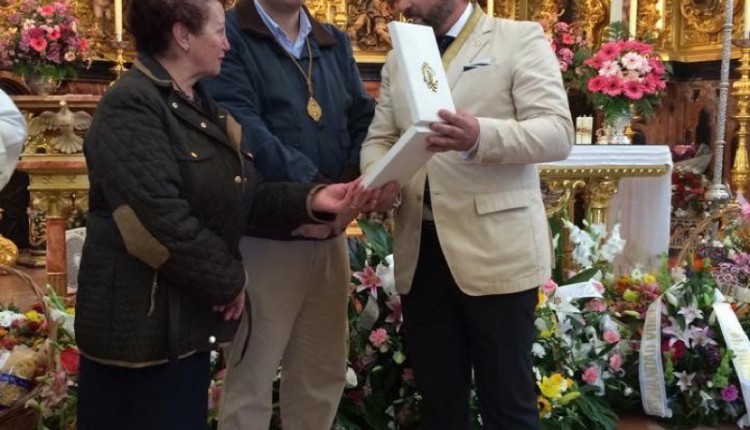 Hermandad de Córdoba – Entrega de un broche a Ntra. Sra., en el Santuario, con motivo de la celebración del Rocío de la Fe