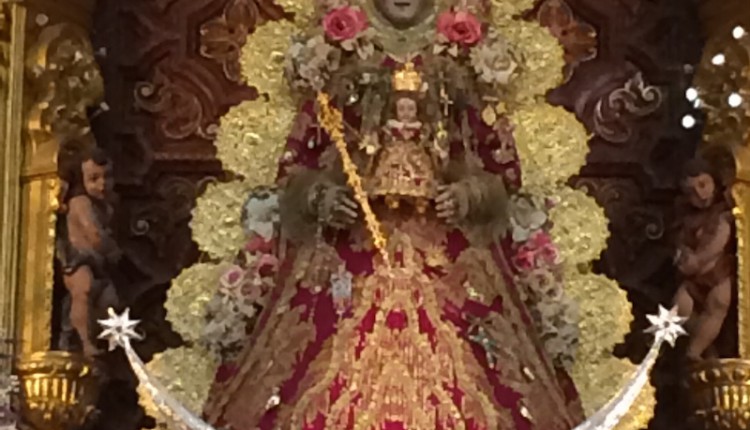 La Virgen del Rocío con su traje de Navidad en 2014