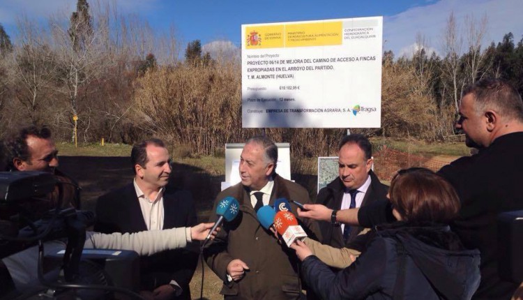 Colocada la primera piedra del nuevo puente  en el camino de los Tarajales