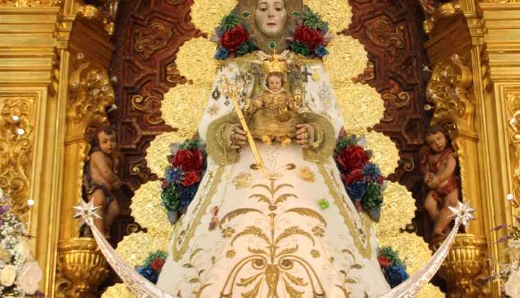 La Virgen del Rocío luce nueva saya con motivo de la Candelaria 2015