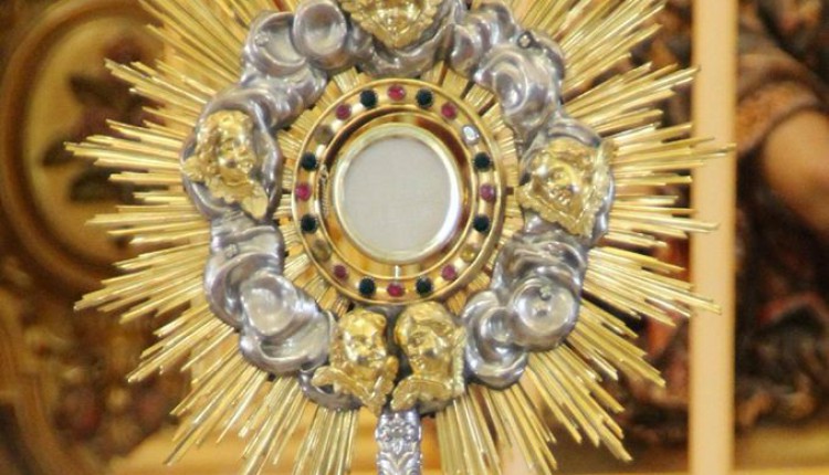 Exposicion del Santísimo en el Santuario del Rocío