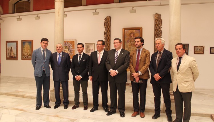 Muestra de los Tesoros de la Hdad. Matriz en El patio de la Fundación Cajasol en Sevilla.