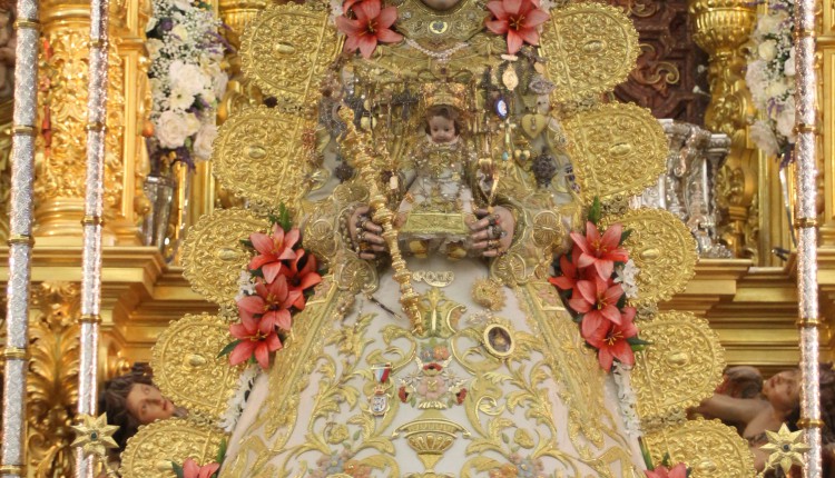La Virgen del Rocío luce nuevo traje para la Romería 2015