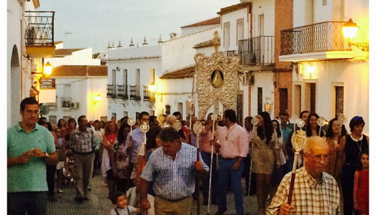 Hermandad de Trigueros – Traslado del Simpecado hasta la Parroquia de San Antonio Abad con motivo del L Aniversario de su Bendición